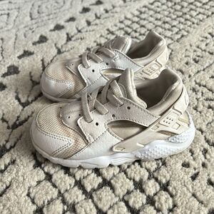 Nike Kids Sneakers in Cream and White